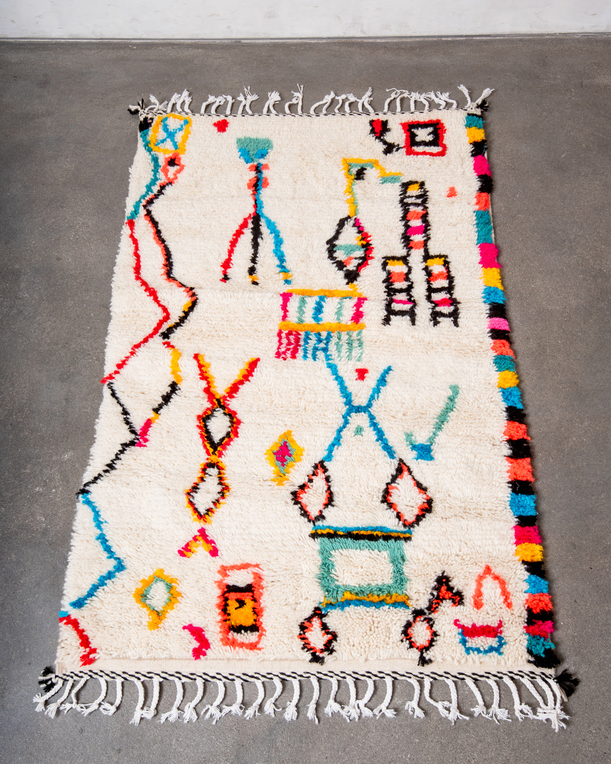 Modern designer handcrafted Berber rug from Morocco. Azilal rug with beautiful colors and patterns. Made of sheep’s wool and colourful cotton.